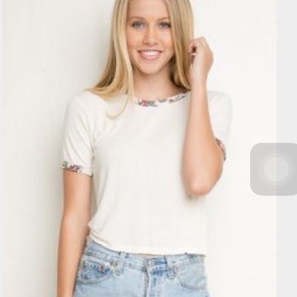 Brandy Melville - Floral Trim Tee - Picture 2 of 3